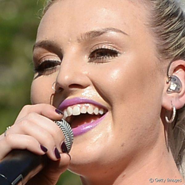 Para evento da Teen Vogue, em 2013, a cantora apostou em um batom violeta que deixou a produção mais descontraída